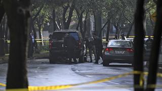 Cuelgan cadáveres de policías en puente y ejecutan a 7 personas en México