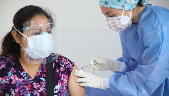 Desde las primeras horas del día se reportaron colas del personal de salud en los exteriores de ambos nosocomios. Se constató orden y distanciamiento social en las filas para evitar posibles contagios de COVID-19. (Foto: Britanie Arroyo / GEC)