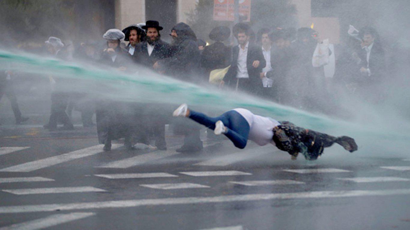 Una transeúnte fue lanzada por los aires durante protesta de judíos en Israel (VIDEO)