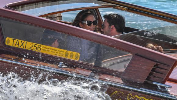 Jennifer Lopez y Ben Affleck ya no se ocultan y pasean por las calles de Venecia frente a las cámaras. (Foto: AFP).