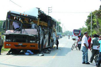 Dos buses chocan frontalmente: 14 muertos y más de 20 heridos
