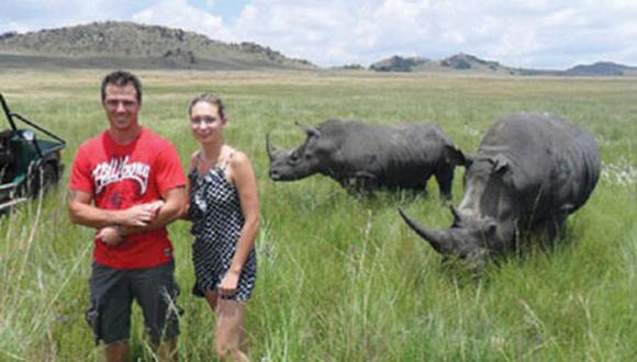 Rinocerontes atacan a turistas cuando se fotografiaron cerca de ellos