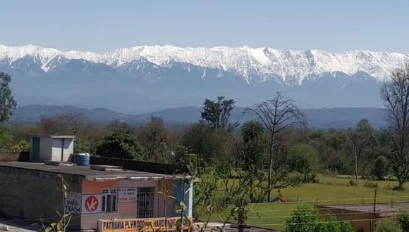 La cadena de montañas del Himalaya se aprecia a una distancia de 230 kilómetros gracias al confinamiento en la India por el coronavirus. (Foto: Twitter @abbu_pandit)