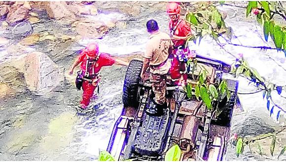 ​Camioneta vuelca y dos pasajeros desaparecen en el río Pampa Hermosa