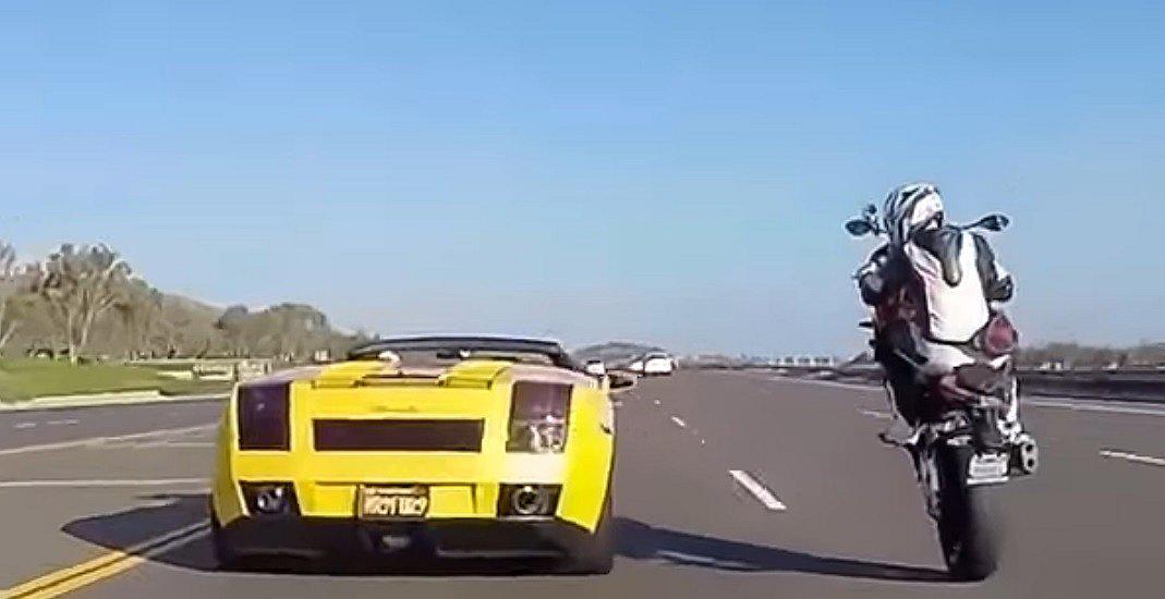 Youtube: Motociclista gana carrera a conductor de un Lamborghini (VIDEO)