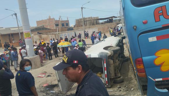 Bus de de placa de rodaje Z7O-958 perteneciente a la empresa de transportes Flores Hnos se accidentó en Tacna. (Foto: Difusión)