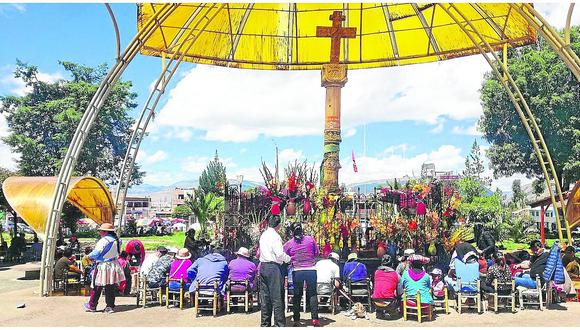 ​Hinchas rezan por Paolo Guerrero ante cruz de piedra en Huancayo