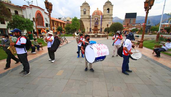 Banda de músicos en la Plaza de la Constitución alentado a la Blanquirroja