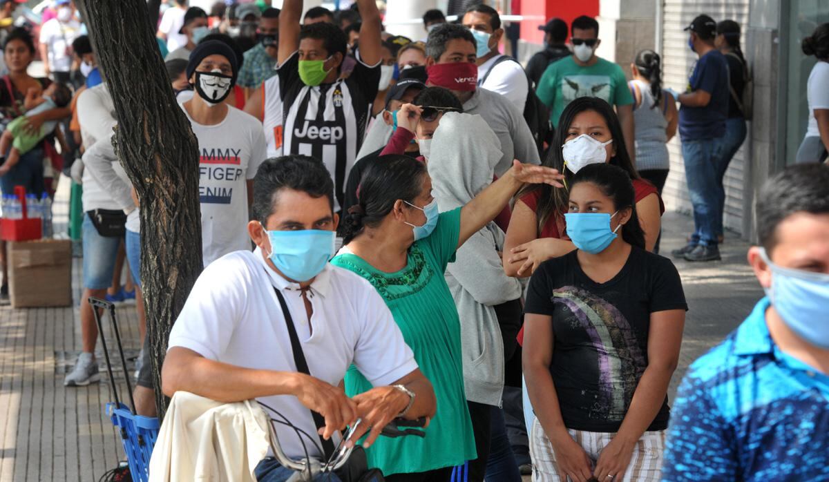 La gente atesta las calles de Guayaquil a pesar de la crisis causada por el nuevo coronavirus COVID-19 en esta ciudad ecuatoriana. (Foto: AFP/José Sánchez)