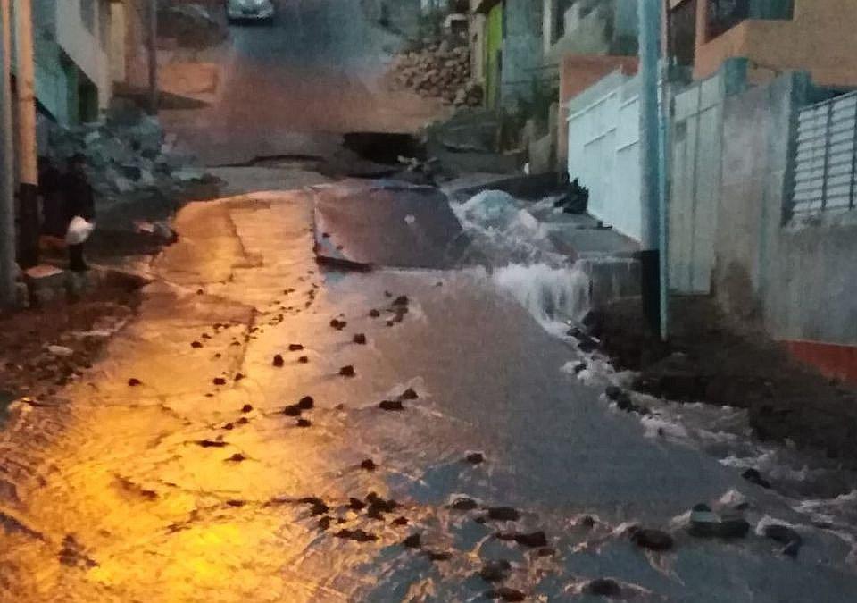 Tubería explota, rompe pavimento y deja sin agua a vecinos de Jacobo Hunter