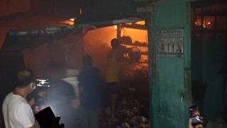 Incendio consume varios puestos en el mercado pesquero de Piura