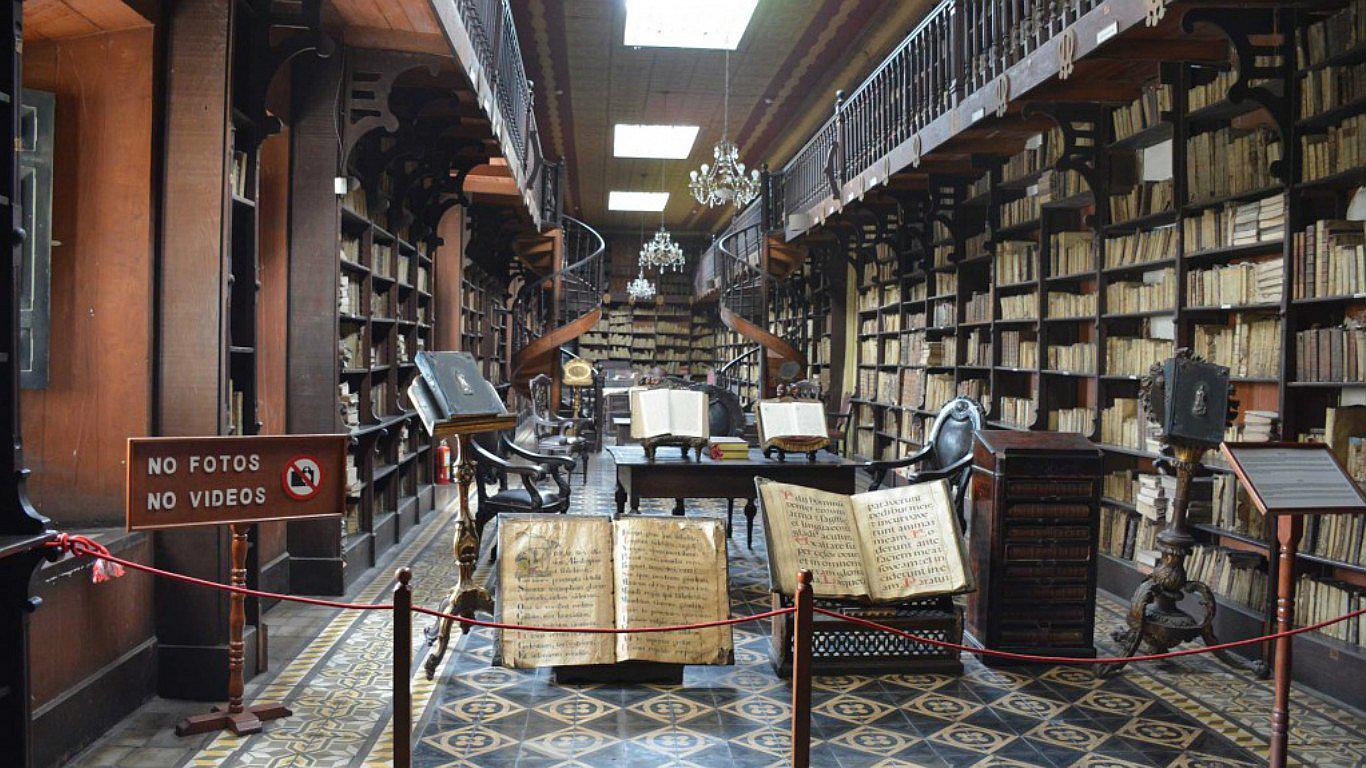 La biblioteca del convento San Francisco de Lima es considerada la más bella del mundo
