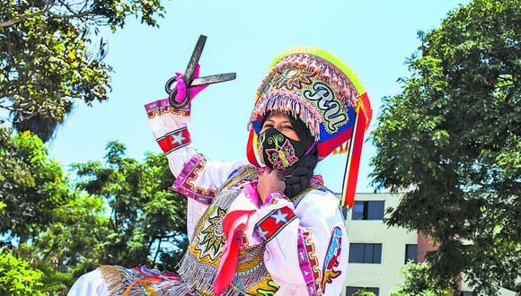 Iris Quispe, danzaq conocida como Killari de Andamarca. Joven danzante de tijeras que elabora mascarillas bordadas a mano como parte de una campaña para apoyar a sus maestros que enfermaron de covid. Retratos por el dia de la mujer para la Municipalidad de Lima. (Foto: Victor Idrogo / Iconica)