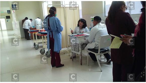 ​Desagüe colapsa y pacientes son atendidos en pasadizos de hospital