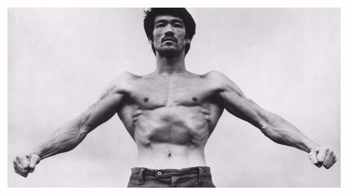 Bruce Lee como nunca lo viste: las 'habilidades sobrehumanas' del mejor combatiente de la historia (VÍDEO)
