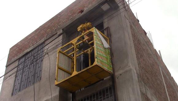 De ripley: ​Habilitan ascensor en la calle para trasladar mercadería en edificio (VIDEO)