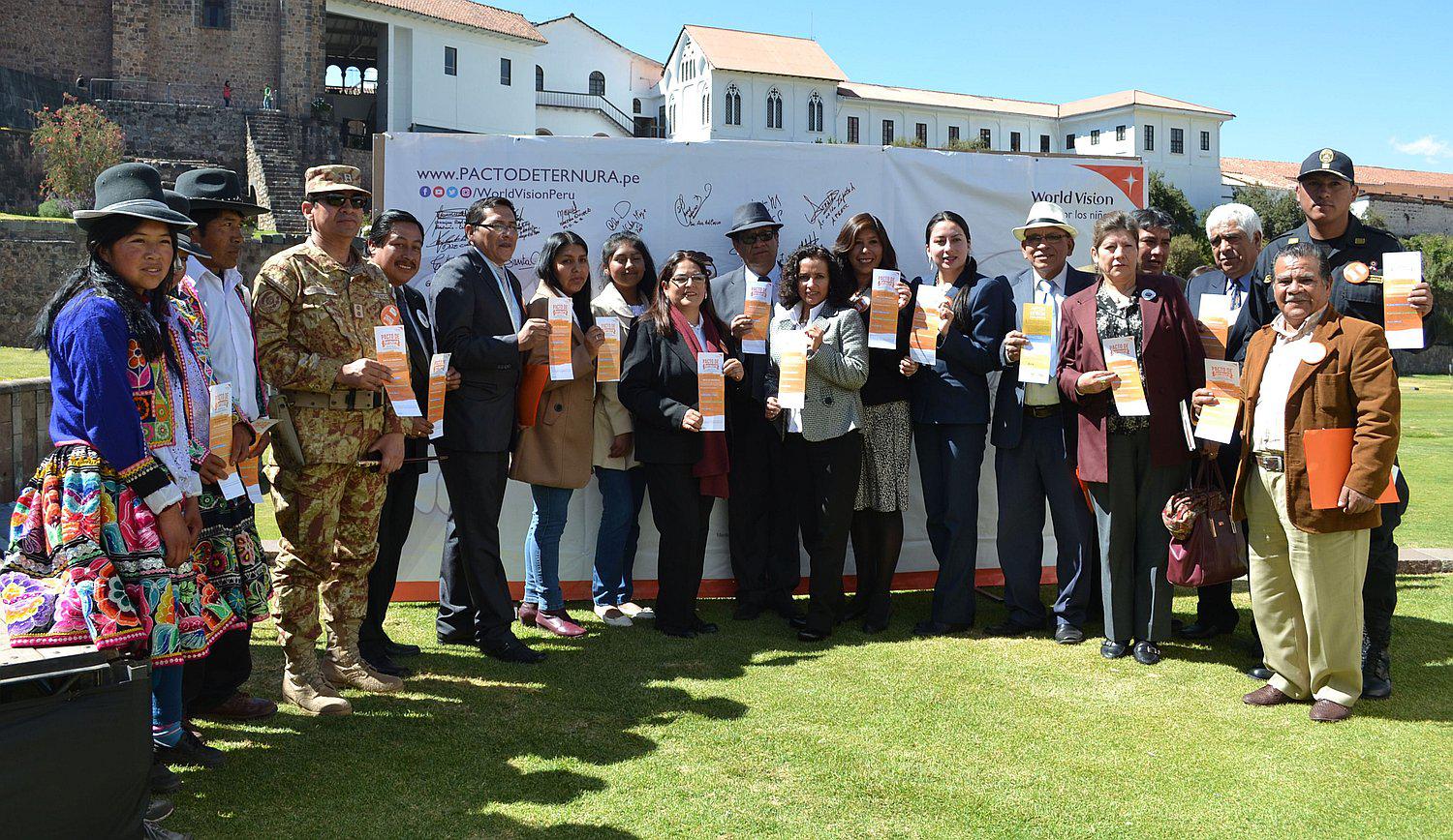 Firman 'Pacto de Ternura' en la explanada del Qorikancha en Cusco