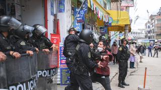 En tienda hallan 16 celulares reportados como robados y comerciantes se enfrentan a la policía para evitar decomiso