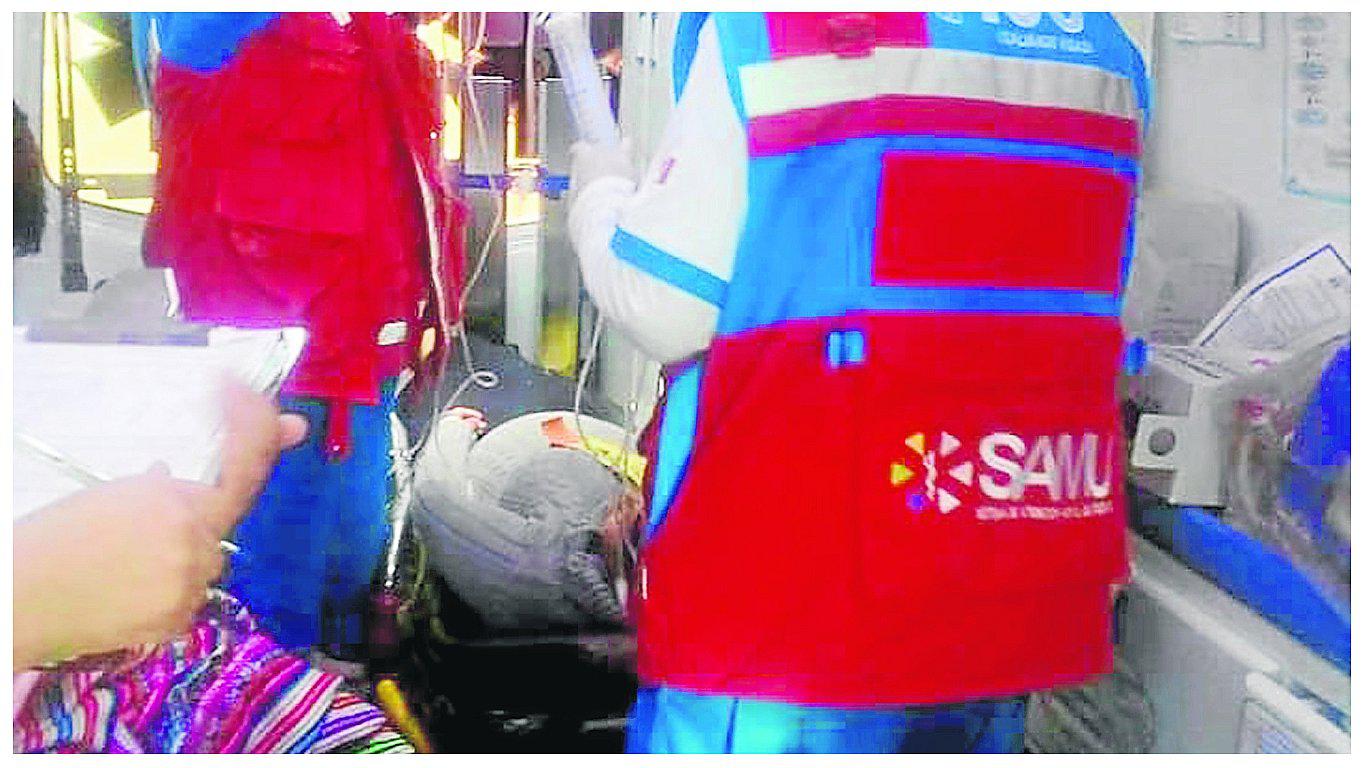 ​Trabajador de municipio se traga alfiler mientras realizaba decoración de local