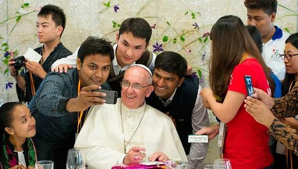 Papa Francisco a jóvenes: "No se pasen todo el día al teléfono, ignorando el mundo"