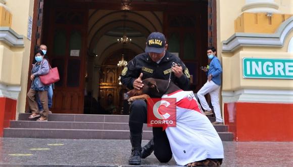 Perro de la Policía Canina de la PNP llega a la Iglesia Catedral para rezar por un triunfo piurano.