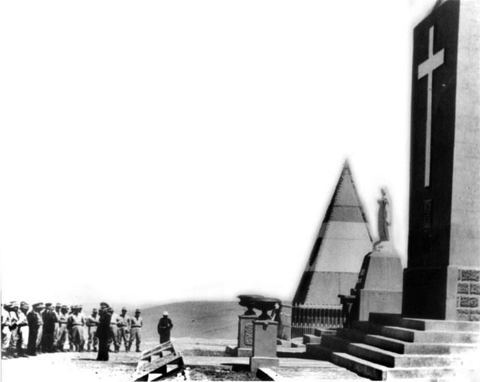 Con cargador frontal removieron 'cripta de los héroes'