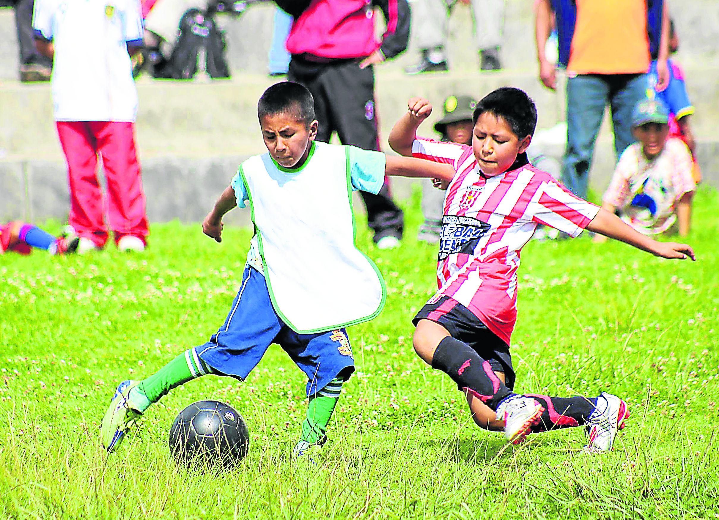 Niños de barrios pobres sueñan con ser estrellas del fútbol