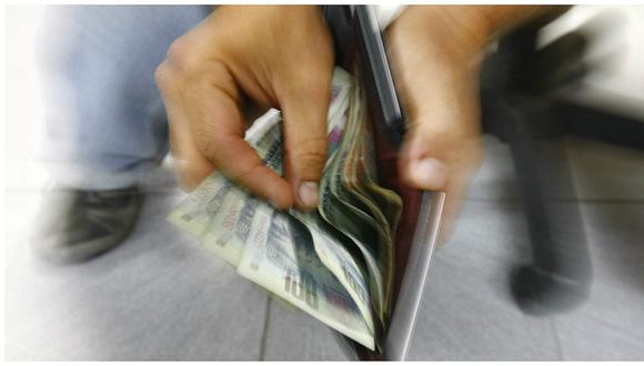 Peruanos aún manejan un alto volumen de dinero en efectivo