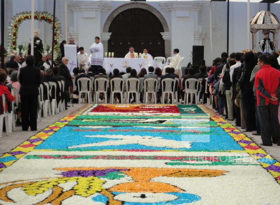Con alfombras y tunantada, miles veneran a Santo Domingo de Guzmán 