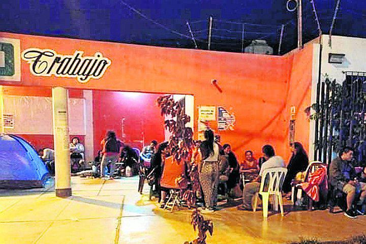 Padres de familia amanecen en puerta de colegio para lograr una vacante