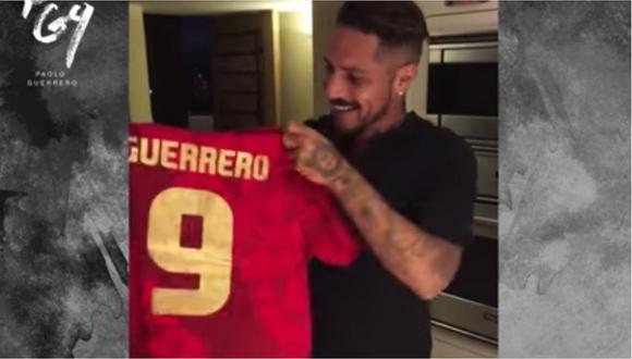 ​Paolo Guerrero se mostró feliz al recibir la nueva camiseta de la selección peruana (VIDEO)