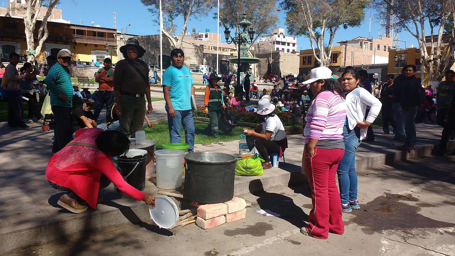Hacen olla común en plena Plaza de Armas de Moquegua (VIDEO)