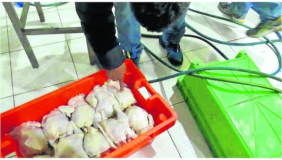 ​Huancayo: Con motobomba ‘inflan’ pollos para venderlos a pollerías (VIDEO)