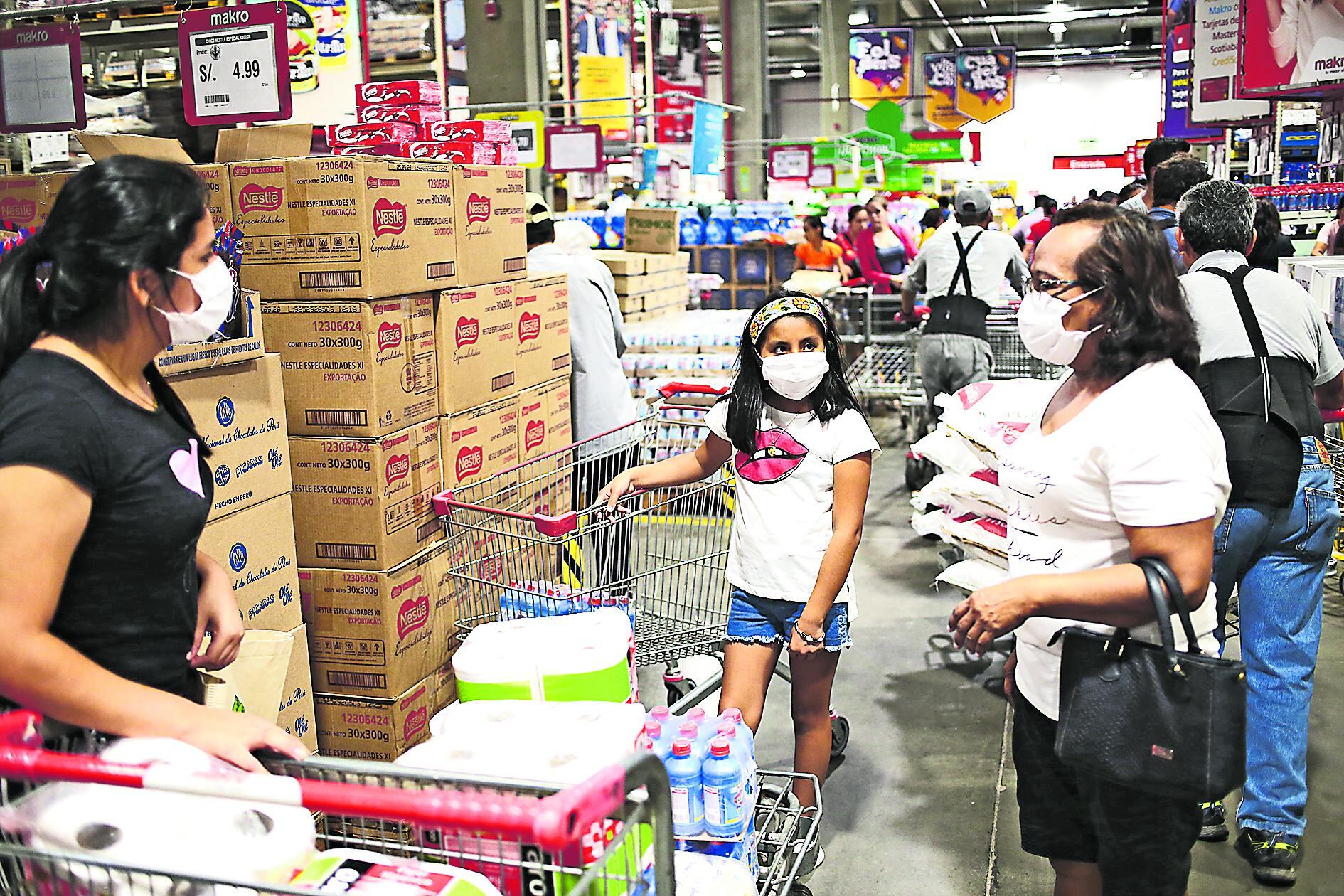 RECORRIDO POR SUPERMERCADOS PARA VER PERSONAS ABASTECIENDOSE DE COMIDA