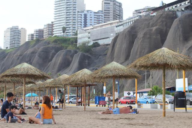 Las sombrillas están hechas con materiales ecoamigables, como hojas de palmera, carrizo y bambú.(Foto: Difusión)