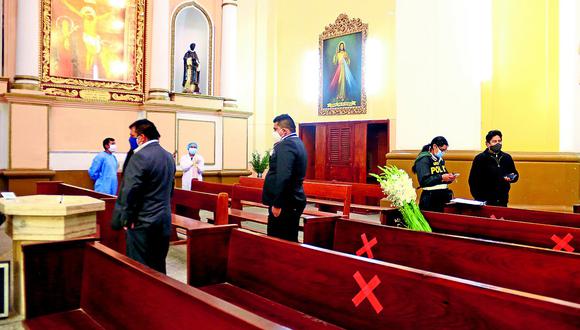 Párroco y novio terminan en comisaría por realizar misa virtual en Catedral de Huancayo 