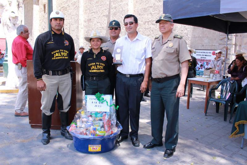 Premiaron a niñas y a conductor del año