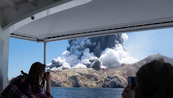 El volcán en la Isla Blanca de Nueva Zelanda arroja vapor y cenizas. (Foto: AFP)