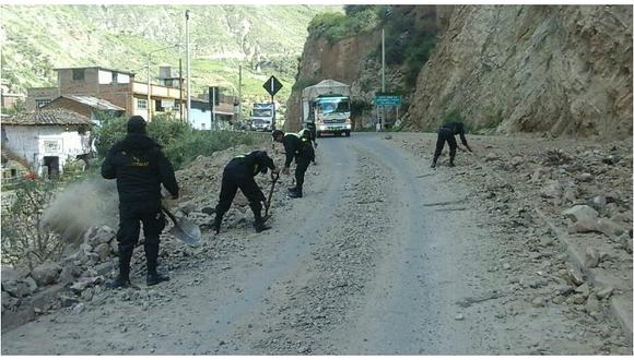 Huaico dificulta tránsito en vía Huancayo - Ayacucho y policías ayudan limpiando la vía 