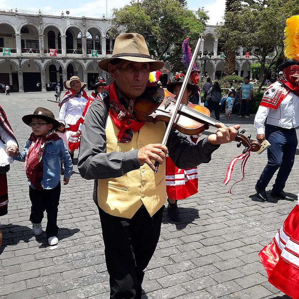 Residentes de Apurimac celebran nacimiento del niño Jesús a ritmo de la Huaylía (FOTOS)
