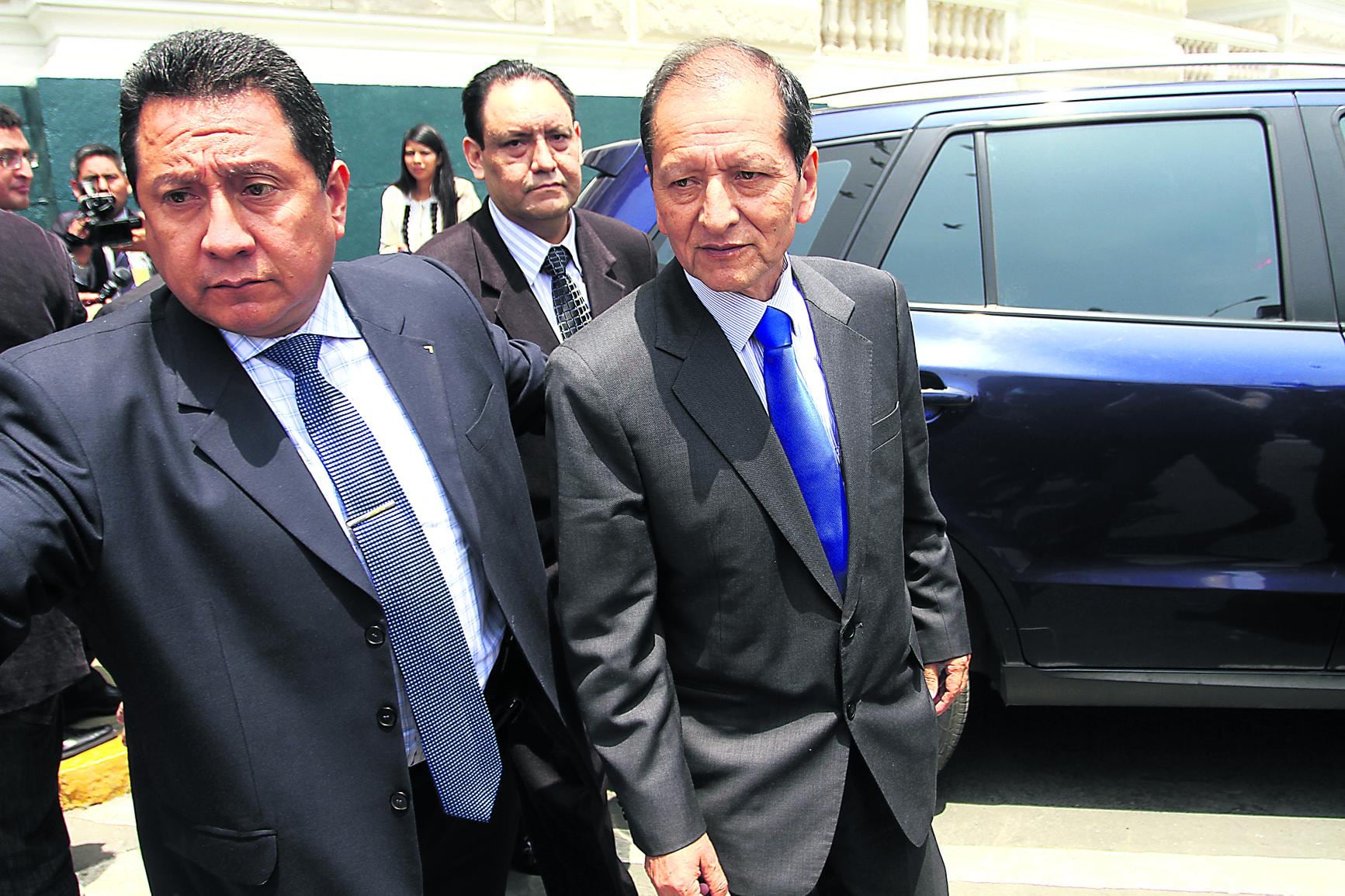 Ministro de Energía y Minas, Jorge Merino Tafur saliendo del congreso