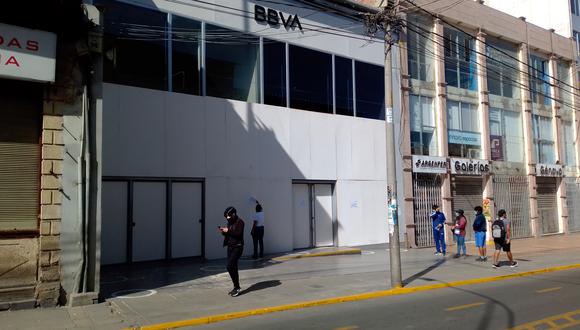Agencia del BBVA de la avenida San Martín sorprendió a los transeúntes al lucir placas de madera. (Foto: Adrian Apaza)