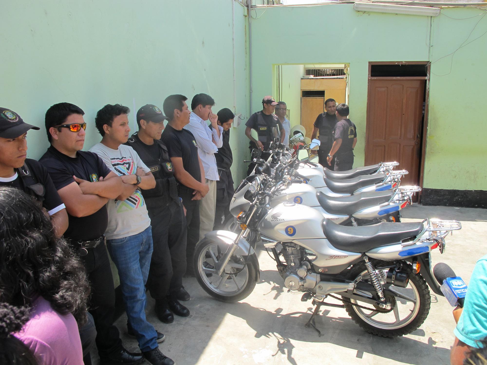 Serenos colocan marrocas en puerta de comuna en protesta por falta de pagos 