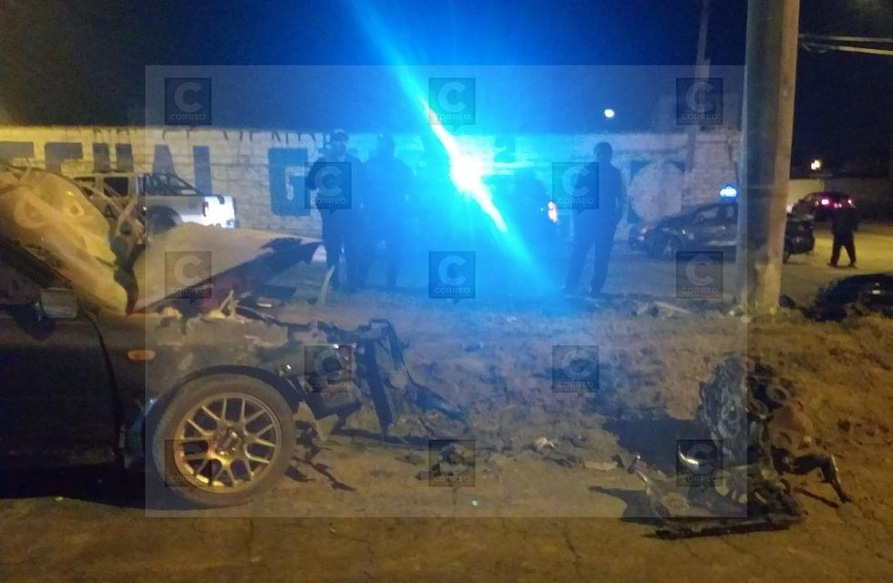 Auto conducido por policía se estrella contra poste de anuncio publicitario y deja dos heridos