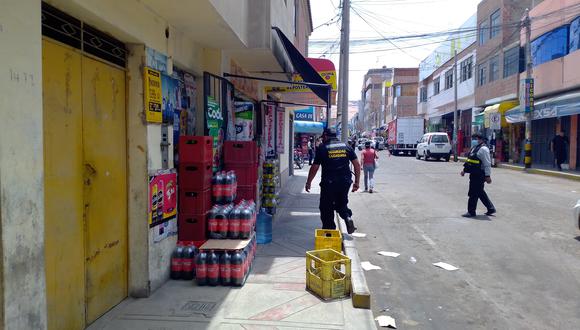 Advierten a propietarios que retiren mercadería de veredas y bermas en la calle Uruguay. (Foto)