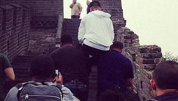 Justin Bieber visita la Gran Muralla China cargado por guardaespaldas
