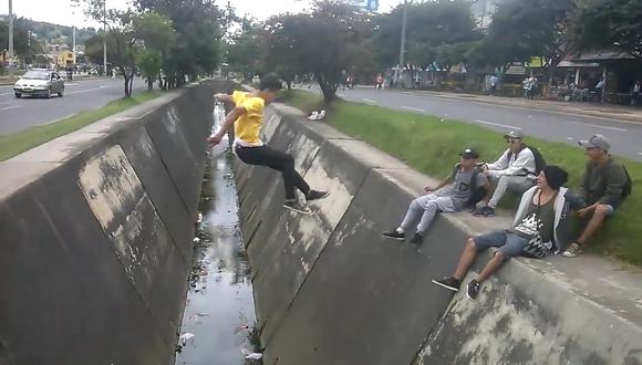 Colombia: Joven intentó complicada acrobacia callejera pero todo salió mal (VIDEO)