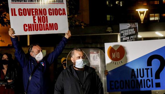 Propietarios de restaurantes, bares y diversas actividades afectadas por las medidas para contener la pandemia del coronavirus, se reúnen para protestar en Roma, Italia. (Foto: EFE)