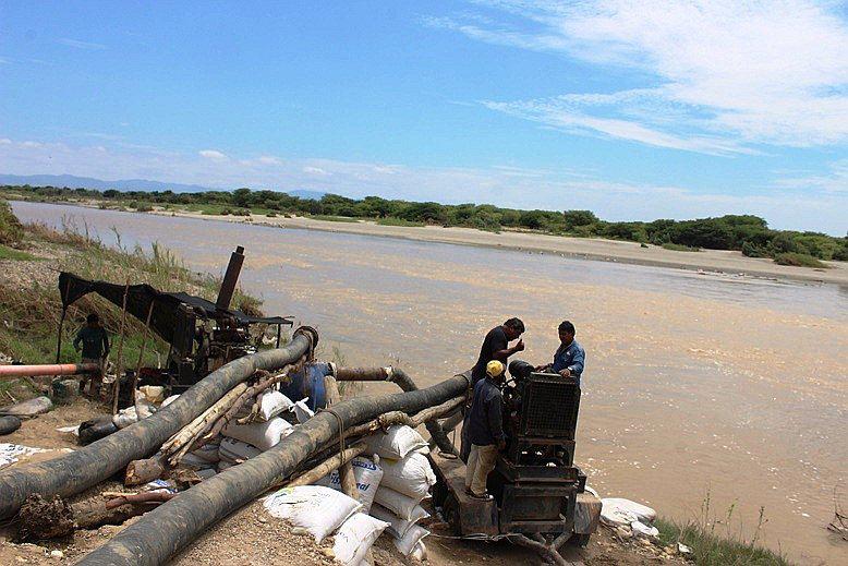 Piura: Instalan riego de emergencia en el Bajo Chira