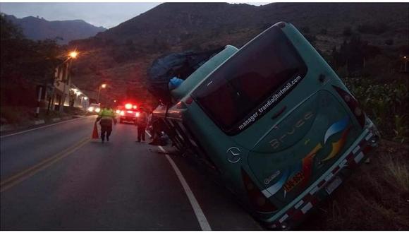 Bus se despista y 30 pasajeros se salvan de milagro 